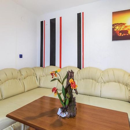 Nice Apartment In Pula With Kitchen Ngoại thất bức ảnh