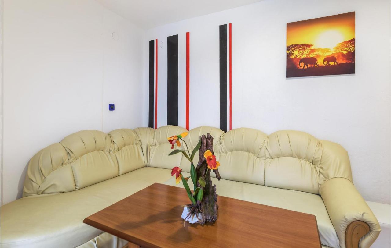 Nice Apartment In Pula With Kitchen Ngoại thất bức ảnh